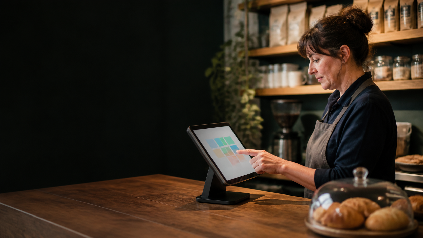 free epos software uk caf? operator using a correctly oriented point-of-sale screen